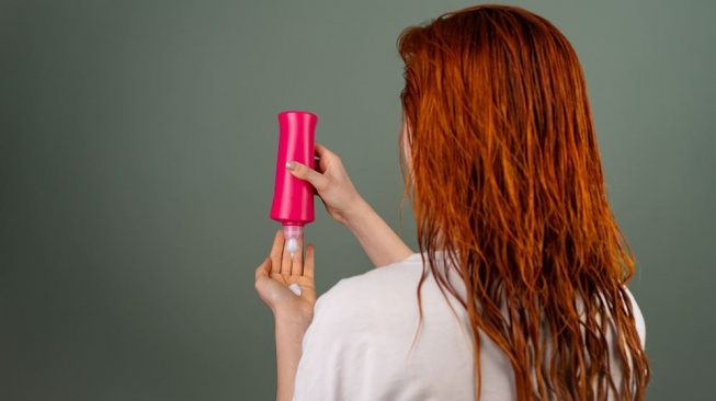 Cara Pakai Conditioner yang Benar, Apakah Perlu Dibilas? Ini Panduan Lengkapnya