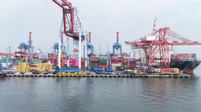Suasana bongkar-muat peti kemas di Pelabuhan Jakarta International Container Terminal (JICT), Tanjung Priok, Jakarta, Rabu (12/8/2026). [Suara.com/Alfian Winanto]
