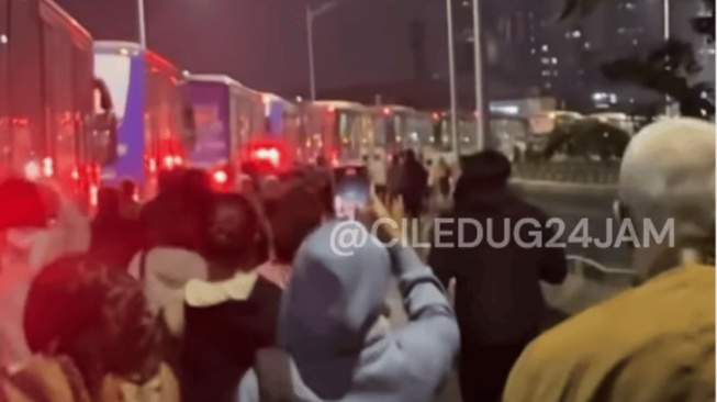 Bus Koridor 13 Mogok di Ciledug, Penumpang Turun Jalan Kaki