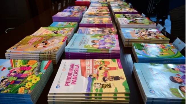 Font Buku Terlalu Kecil, Buku Ajar Dirombak: Gaji Guru Kapan Menyusul?