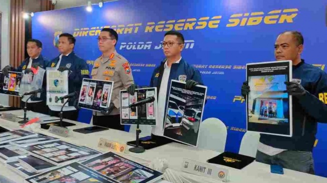 Konferensi Pers Hasil Ungkap jaringan penipuan berkedok arisan daring yang merugikan sedikitnya 140 orang. [Beritajatim]