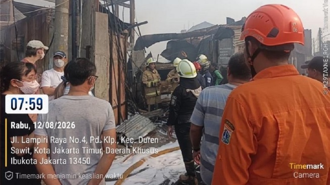 Kebakaran Hebat di Pondok Kelapa, Pabrik Bingkai hingga 9 Kontrakan Ludes