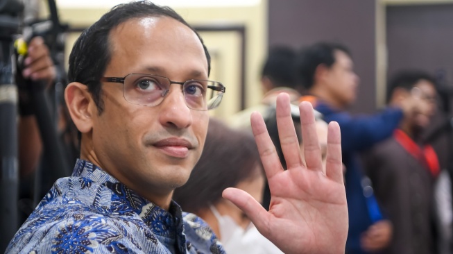 Terdakwa kasus dugaan korupsi pengadaan Chromebook dalam program digitalisasi pendidikan di Kemendikbudristek Nadiem Anwar Makarim melambaikan tangannya sebelum menjalani sidang banding atas vonisnya di Pengadilan Tinggi DKI Jakarta, Jakarta, Rabu (12/8/2026). [ANTARA FOTO/M Risyal Hidayat/hma]