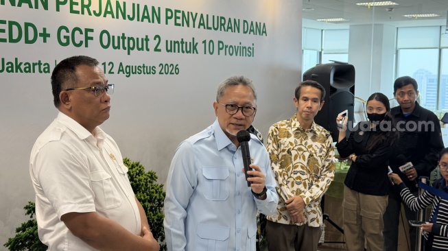 Menko Pangan Zulkifli Hasan (Zulhas) saat konferensi pers di Kantor BPDLH Kemenkeu, Jakarta, Rabu (12/8/2026). [Suara.com/Dicky Prastya]