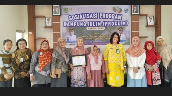 Armawati Chaniago, Direktur Perkumpulan Arta Jaya, di tengah para peserta sosialisasi program Kampung Iklim DLH Medan. (Dok: Unilever Indonesia)