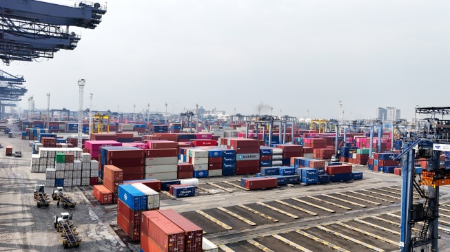 Suasana bongkar-muat peti kemas di Pelabuhan Jakarta International Container Terminal (JICT), Tanjung Priok, Jakarta, Rabu (12/8/2026). [Suara.com/Alfian Winanto]
