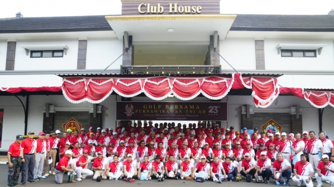 Ratusan purnawirawan TNI AD berfoto bersama saat mengikuti Turnamen Golf Silaturahmi yang digelar Pengurus Pusat Persatuan Purnawirawan TNI Angkatan Darat (PPAD) di Padang Golf Mabes TNI, Cilangkap, Jakarta, Rabu (12/8/2026).