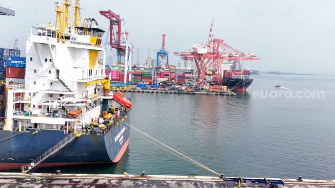 Suasana bongkar-muat peti kemas di Pelabuhan Jakarta International Container Terminal (JICT), Tanjung Priok, Jakarta, Rabu (12/8/2026). [Suara.com/Alfian Winanto]
