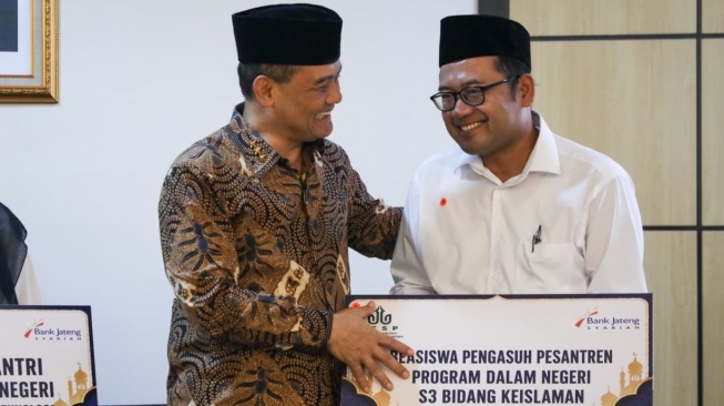 Berkat Beasiswa Pemprov Jateng, Santri Ini Bisa Kuliah di Kedokteran Gigi