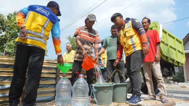 BBWS Bengawan Solo telah menyalurkan 293.000 liter air bersih kepada masyarakat di 33 desa. (Dok: BBWS Bengawan Solo)