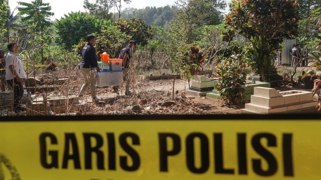 Petugas membawa peralatan untuk proses ekshumasi jenazah Sutrimo mantan kepala rumah tangga eks Jampidsus Kejagung Febrie Adriansyah, di Desa Wlahar, Wangon, Banyumas, Jawa Tengah, Rabu (12/8/2026). [ANTARA FOTO/Idhad Zakaria/hma]