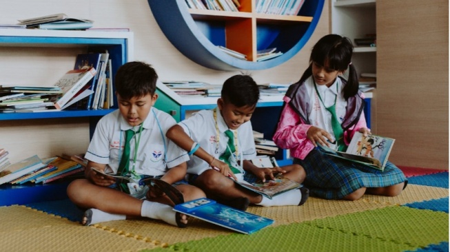 Sekolah Negeri Katanya Gratis, Tapi Kenapa Dompet Saya Tetap Meringis?