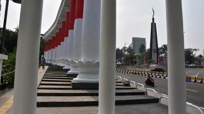 Pengendara sepeda motor melintas di samping monumen Tepas Salapan Lawang Dasakreta, Otista, Kota Bogor, Jawa Barat, Rabu (12/8/2026). [ANTARA FOTO/Arif Firmansyah/nym]