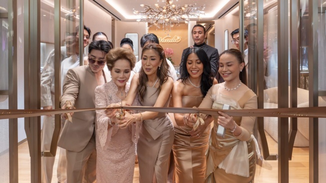 Sejumlah artis dan tokoh ternama seperti Anggun C Sasmi, Rossa, Dewi Soekarno, Dave Hendrik, Connie Rahakundini Bakrie dan lainnya ikut menghadiri pembukaan gerai terbaru Wanda House of Jewels di Plasa Indonesia, Jakarta. [dokumentasi pribadi]