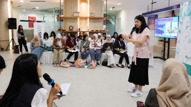 Peserta Sequis SHEPRENEUR Learning Series berinteraksi dengan Praktisi Growth Marketing dari Katalis AI Michelle Fno untuk mengeksplorasi strategi pemasaran berbasis data. Diskusi membahas pentingnya memahami pelanggan, mengembangkan strategi yang tepat, serta menghubungkan aktivitas pemasaran dengan pertumbuhan dan profitabilitas bisnis. [handout]