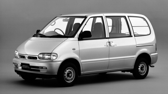 Mobil Keluarga - Nissan Serena C23. (Drive Place)