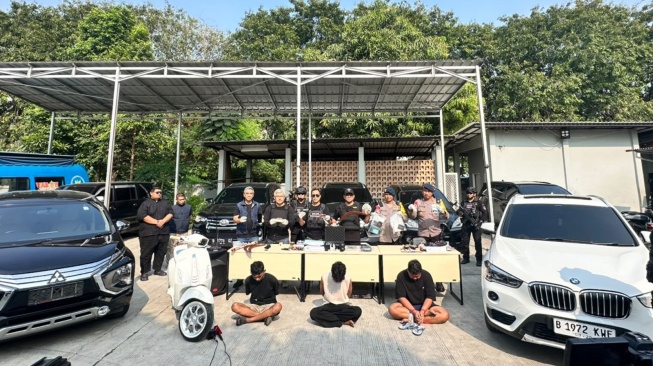 BMW hingga Senjata Api Disita dari Markas Narkoba Bos Gendut di Kampung Bahari