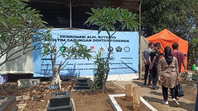 Tim forensik memeriksa jasad Sutrimo saat ekshumasi di TPU Bantaragung, Desa Wlahar, Kecamatan Wangon, Banyumas, Rabu (12/8/2026). {Suara.com/Adi Kurniawan]