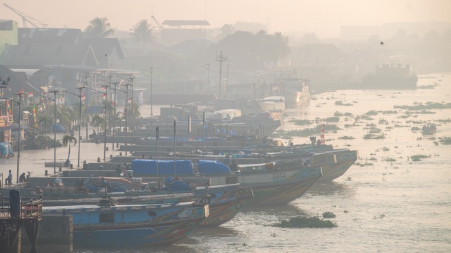 Sejumlah kapal tradisional berada di pinggir pelabuhan 16 ilir yang diselimuti kabut asap di Palembang, Sumatera Selatan, Kamis (13/8/2026). [ANTARA FOTO/Nova Wahyudi/YU]