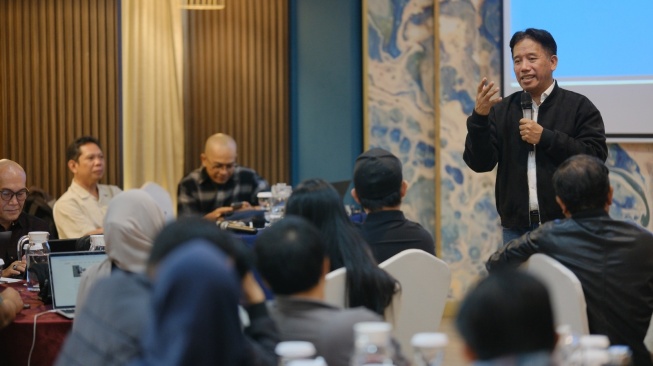 Pemred Suara.com, Suwarjono menyampaikan pemaparan dalam agenda diskusi bertajuk Keberlanjutan Media dan Ekosistem yang digelar Local Media Summit di Hotel Mercure Makassar, Sulawesi Selatan, Rabu (12/8/2026). [Suara.com]