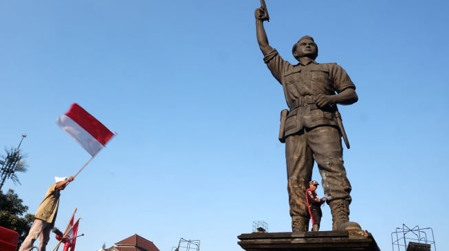 Petugas Dinas Pemadam Kebakaran bersama relawan Forum Komunikasi Putra Putri Purnawirawan dan TNI Polri (FKPPI) membersihkan patung Pahlawan Nasional Brigadir Jenderal Slamet Riyadi di Solo, Jawa Tengah, Rabu (12/8/2026). [ANTARAFOTO/Maulana Surya/wsj]