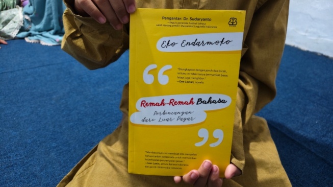Dari Merubah hingga Seronok dalam Buku Remah-Remah Bahasa: Perbincangan dari Luar Pagar