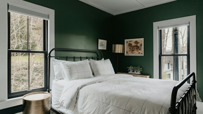 Kamar warna hijau. [Unsplash/Clay Banks]