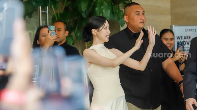 Anggota grup musik TWICE, Mina, usai menghadiri sebuah acara di salah satu pusat perbelanjaan di Jakarta, Kamis (13/8/2026). [Suara.com/Alfian Winanto]