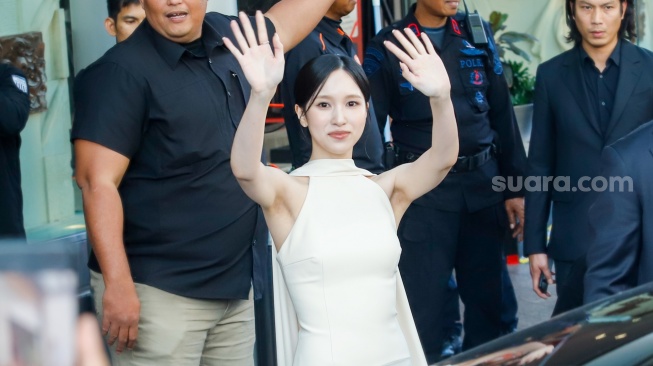 Anggota grup musik TWICE, Mina, usai menghadiri sebuah acara di salah satu pusat perbelanjaan di Jakarta, Kamis (13/8/2026). [Suara.com/Alfian Winanto]