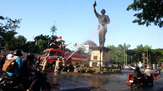 Petugas Dinas Pemadam Kebakaran bersama relawan Forum Komunikasi Putra Putri Purnawirawan dan TNI Polri (FKPPI) membersihkan patung Pahlawan Nasional Brigadir Jenderal Slamet Riyadi di Solo, Jawa Tengah, Rabu (12/8/2026). [ANTARAFOTO/Maulana Surya/wsj]