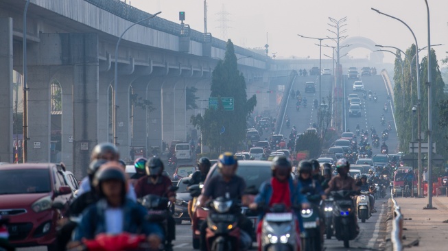 Sejumlah pengendara melintas di atas jembatan Ampera yang diselimuti kabut asap di Palembang, Sumatera Selatan, Kamis (13/8/2026). [ANTARA FOTO/Nova Wahyudi/YU]