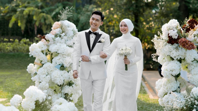 Dea Annisa dan Mazaki Ahmad resmi mejadi suami istri. Pernikahan mereka digelar di kawasan Cibubur, Jawa Barat, Minggu (9/8/2026). [Instagram]