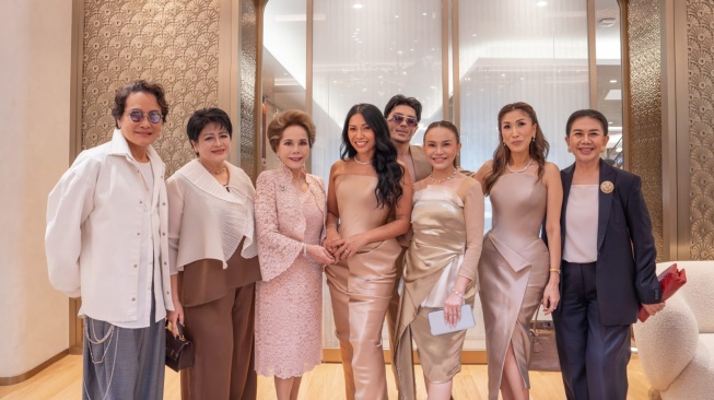 Sejumlah artis dan tokoh ternama seperti Anggun C Sasmi, Rossa, Dewi Soekarno, Dave Hendrik, Connie Rahakundini Bakrie dan lainnya ikut menghadiri pembukaan gerai terbaru Wanda House of Jewels di Plasa Indonesia, Jakarta. [dokumentasi pribadi]