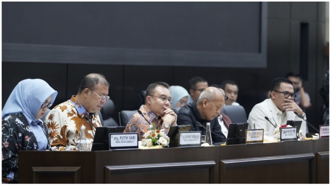 Wakil Ketua DPR RI Sufmi Dasco Ahmad secara resmi menerima masukan dari berbagai konfederasi dan federasi serikat pekerja terkait RUU Ketenagakerjaan di Kompleks Parlemen, Senayan, Jakarta, pada Kamis (13/8)/2026.