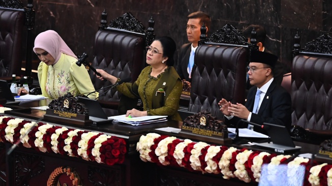 Ketua DPR RI Puan Maharani (tengah) didampingi Wakil Ketua DPR RI Sufmi Dasco Ahmad (kanan) dan Sari Yuliati menutup secara simbolis Rapat Paripurna Pembukaan Masa Persidangan I DPR Tahun Sidang 2026-2027 di Gedung Nusantara, Kompleks Parlemen, Jakarta, Jumat (14/8/2026). [ANTARA FOTO/Rivan Awal Lingga/sgd/wsj]