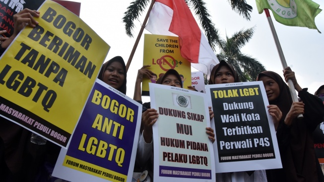 Peserta aksi yang tergabung dalam Forum Masyarakat Peduli Bogor membawa poster saat aksi damai Tolak Lesbian, Gay, Biseksual, Transgender dan Questioning (LGBTQ) di Balaikota Bogor, Jawa Barat, Jumat (14/8/2026). [ANTARA FOTO/Arif Firmansyah/YU]