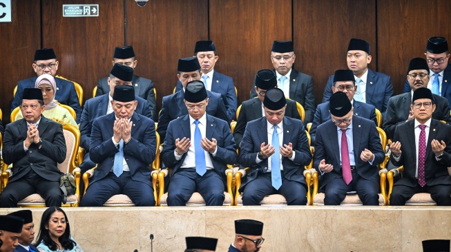 Sejumlah menteri Kabinet Merah Putih berdoa saat menghadiri Sidang Tahunan MPR RI dan Sidang Bersama DPR-DPD RI Tahun 2026 di Kompleks Parlemen, Jakarta, Jumat (14/8/2026). [ANTARA FOTO/Fauzan/bay/kye]