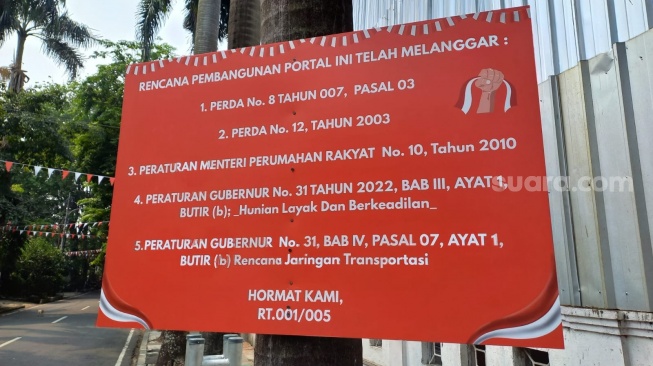 Belakangan ini viral sebuah plang yang berisikan protes terkait penutupan di Jalan Indramayu, RT 01 RW 05, Kecamatan Menteng, Jakarta Pusat (Suara.com/ Alif Bintang)