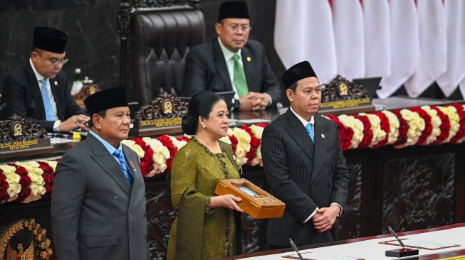 Presiden Prabowo Subianto (kiri) bersama Ketua DPR Puan Maharani (tengah) dan Ketua DPD Sultan Bachtiar Najamudin menunjukkan dokumen pengantar RUU tentang APBN Tahun Anggaran 2027 beserta Nota Keuangan dalam Rapat Paripurna Pembukaan Masa Persidangan I DPR Tahun Sidang 2026-2027 di Gedung Nusantara, Kompleks Parlemen, Jakarta, Jumat (14/8/2026). [ANTARA FOTO/Asprilla Dwi Adha/sgd/YU]
