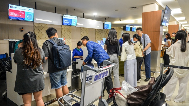 Calon penumpang melakukan check-in di konter maskapai penerbangan komersial di Bandara Husein Sastranegara, Bandung, Jawa Barat, Jumat (14/8/2026). [ANTARA FOTO/Raisan Al Farisi/kye]
