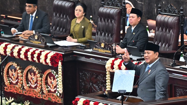 Presiden Prabowo Subianto (kanan bawah) berpidato disaksikan Ketua MPR RI Ahmad Muzani (kiri), Ketua DPR RI Puan Maharani (kedua kiri), dan Ketua DPD RI Sultan Bachtiar Najamudin dalam Sidang Tahunan MPR RI dan Sidang Bersama DPR-DPD RI Tahun 2026 di Gedung Nusantara, Kompleks Parlemen, Jakarta, Jumat (14/8/2026). [ANTARA FOTO/Fauzan/sgd/kye]