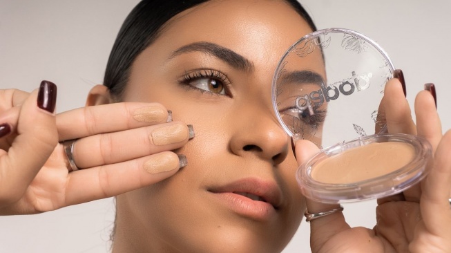 8 Cara Mengatasi Cushion yang Terasa Terlalu Pekat atau Terlalu Cair