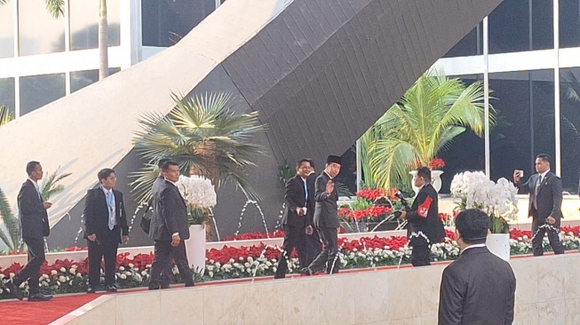 Presiden ke-7 RI Jokowi tiba di Gedung Nusantara, Kompleks Parlemen, Senayan, Jakarta, untuk menghadiri Sidang Tahunan MPR RI dan Sidang Bersama DPR-DPD RI 2026, Jumat (14/8/2026). [Suara.com/Bagaskara]