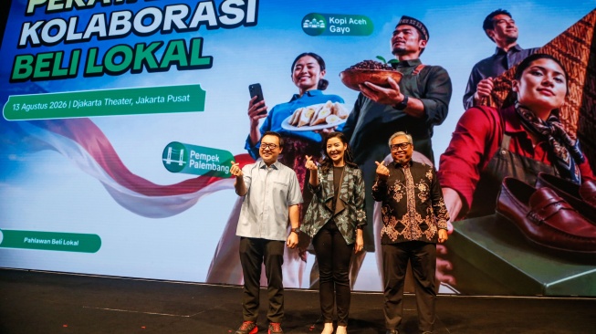 Deputi Bidang Koordinasi Pemberdayaan Ekonomi Masyarakat dan Perlindungan Pekerja Migran, Kementerian Koordinator Bidang Pemberdayaan Masyarakat Leontinus Alpha Edison, Executive Director Tokopedia dan TikTok Shop Indonesia Stephanie Susilo dan Deputi Bidang Usaha Kecil, Kementerian Usaha Mikro, Kecil, dan Menengah (UMKM) Temmy Satya Permana saat berfoto bersama membuka acara di Jakarta, Kamis (13/8/2026). [Suara.com/Alfian Winanto]