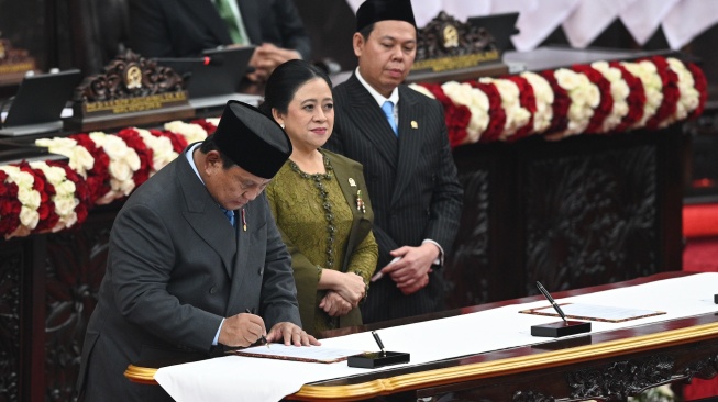 Presiden Prabowo Subianto (kiri) menandatangani berita acara penyampaian RUU tentang APBN Tahun Anggaran 2027 beserta Nota Keuangan disaksikan Ketua DPR Puan Maharani (tengah) dan Ketua DPD Sultan Bachtiar Najamudin (kanan) dalam Rapat Paripurna Pembukaan Masa Persidangan I DPR Tahun Sidang 2026-2027 di Gedung Nusantara, Kompleks Parlemen, Jakarta, Jumat (14/8/2026). [ANTARA FOTO/Asprilla Dwi Adha/sgd]