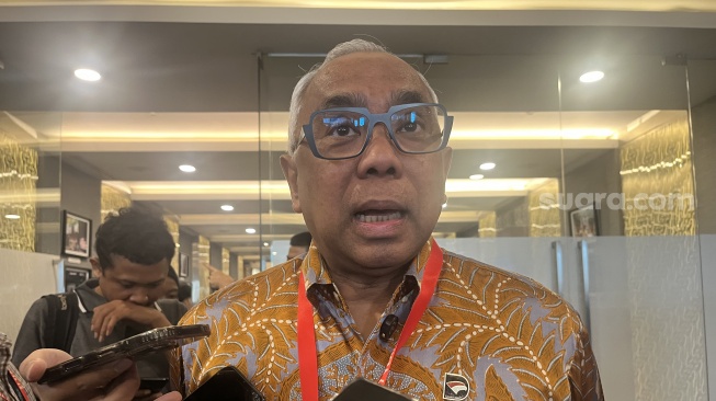 Director Finance Danantara Investment Management (DIM), Djamal Attamimi di Gedung BEI, Kamis (13/8/2026). [Suara.com/Rina A]