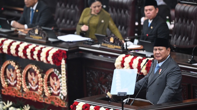 Presiden Prabowo Subianto menyampaikan pidato dalam Sidang Tahunan MPR RI dan Sidang Bersama DPR-DPD RI Tahun 2026 di Gedung Nusantara, Kompleks Parlemen, Jakarta, Jumat (14/8/2026). [ANTARA FOTO/Fauzan/sgd/kye]