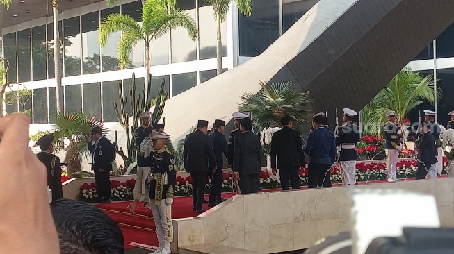 Wakil Presiden RI Gibran Rakabuming Raka tiba di Gedung Kura-Kura atau Nusantara, Komplek Parlemen, Senayan, Jakarta, Jumat (14/8/2026) pagi. (Suara.com/Baagaskara)