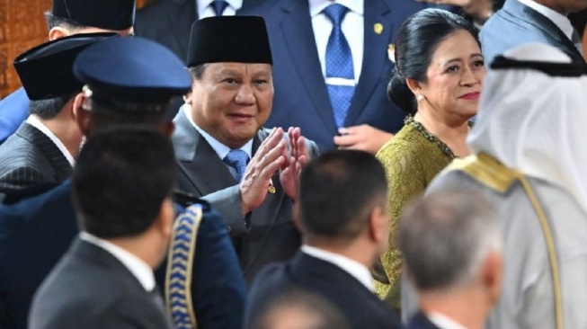 Presiden Prabowo Subianto (kiri) didampingi Ketua DPR Puan Maharani (kanan) menyapa para tamu undangan dalam Sidang Tahunan MPR RI dan Sidang Bersama DPR-DPD RI Tahun 2026 di Kompleks Parlemen, Jakarta, Jumat (14/8/2026). ANTARA FOTO/Fauzan/sgd