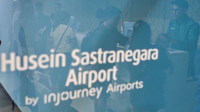 Calon penumpang melakukan check-in di konter maskapai penerbangan komersial di Bandara Husein Sastranegara, Bandung, Jawa Barat, Jumat (14/8/2026). [ANTARA FOTO/Raisan Al Farisi/kye]